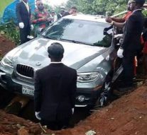Un homme enterre son père avec une BMW  neuve au Nigeria