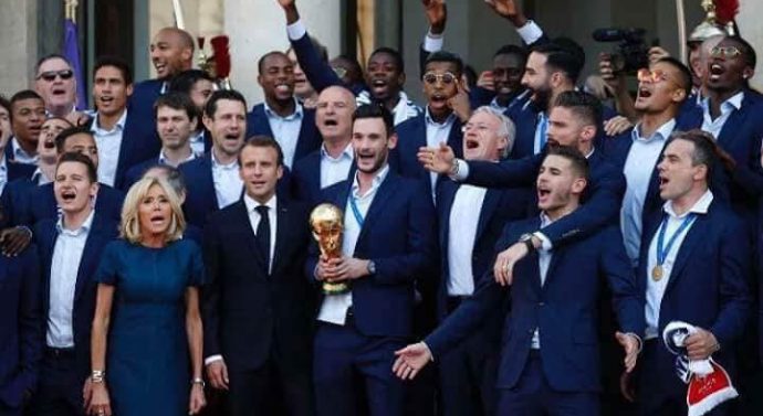 Les noirs placés derrière au moment d’immortaliser la victoire des bleus aux Champs Élysées?