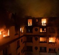 Une femme est arrêtée après la mort de neuf personnes, dont un bébé, dans un immeuble en feu de huit étages à Paris