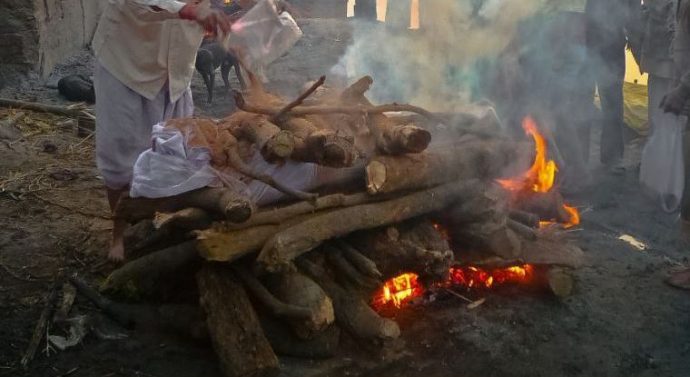 Inde : un « mort » se réveille lors de la crémation et meurt calciné