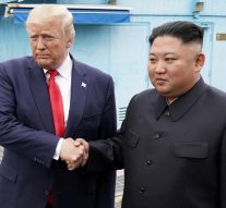 Trump a rencontré Kim Jong-un en Corée et lui a donné la main; il souhaite l’inviter à la maison blanche