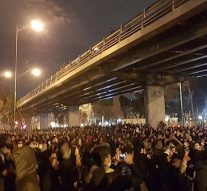 Des manifestants iraniens à Téhéran se retournent contre le régime et demandent la démission de l’ayatollah après que l’armée du pays a reconnu avoir abattu un avion de passagers plein de ses propres citoyens