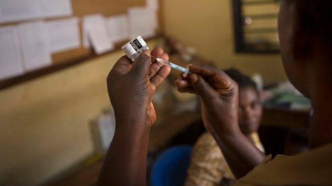 Les premiers essais en Afrique pour le vaccin COVID-19 commencent en Afrique du Sud