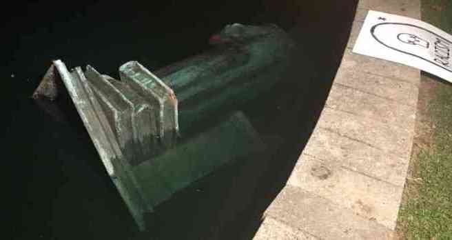 Une statue de Christophe Colomb démolie, jetée dans le lac par des manifestants