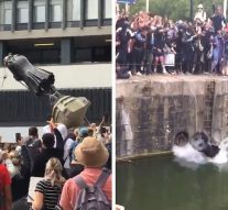 Black Lives Matter: Les manifestants en Angleterre détruisent une statue de plus de 100 ans honorant le marchand d’esclaves, Edward Colston