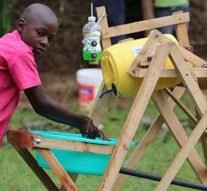 Un garçon kényan de 9 ans récompensé pour l’invention d’une station de lavage des mains